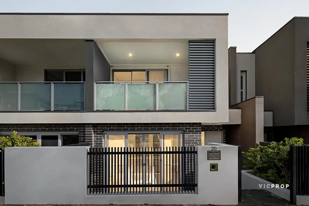 Bundoora 4 Bedroom Modern 4-Bedroom Townhouse in the Heart of Polaris