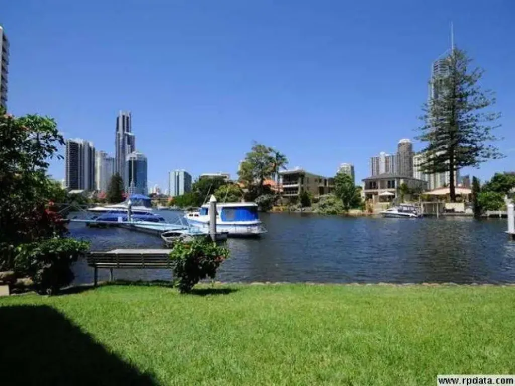 Top Floor 2 Bedroom Furnished Unit in Surfers Paradise!