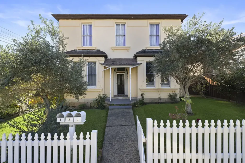 Burwood 5ਬੈੱਡਰੂਮ Exceptional Corner Block Investment with Potential
