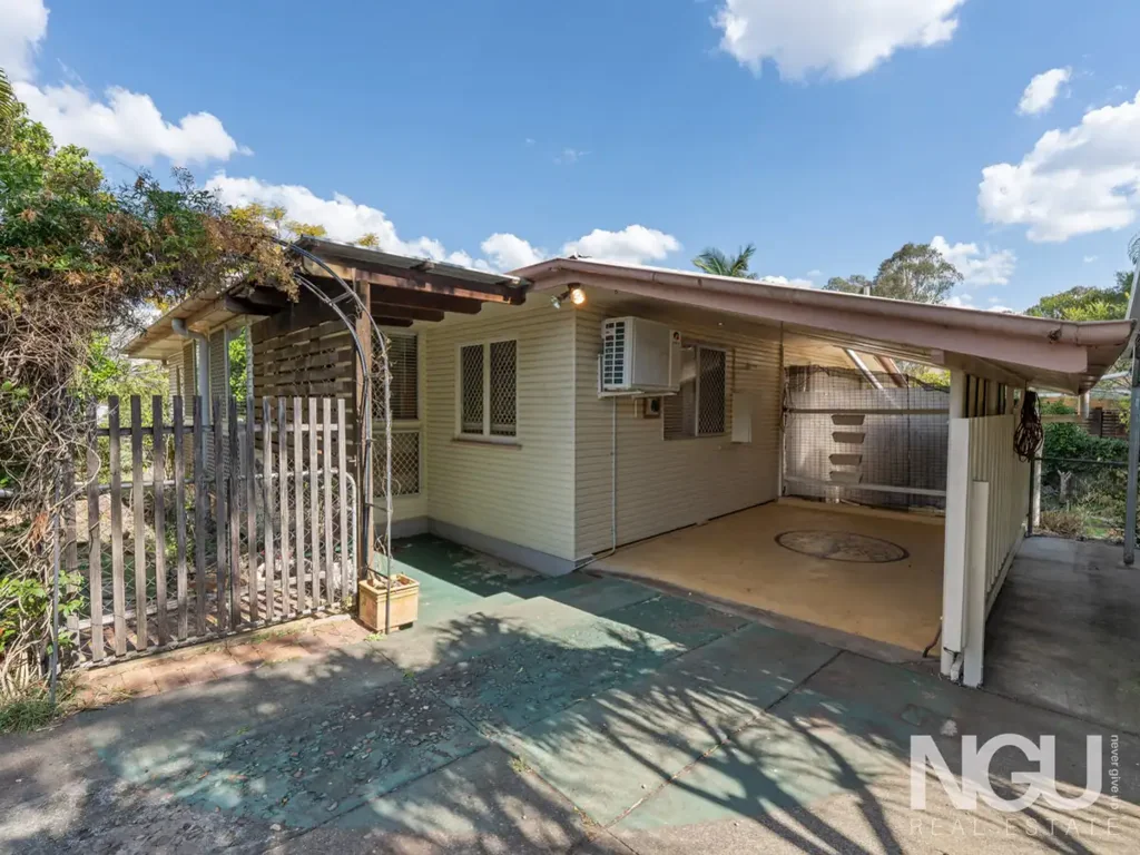 North Ipswich 3कमरा Charming 1960s Home on a Spacious Corner Block in North Ipswich – Perfect for Families and First-Time Buyers