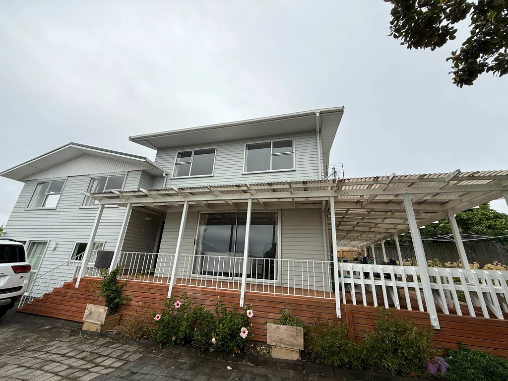 6 Bedroom 2 Bathroom Home in Pakuranga