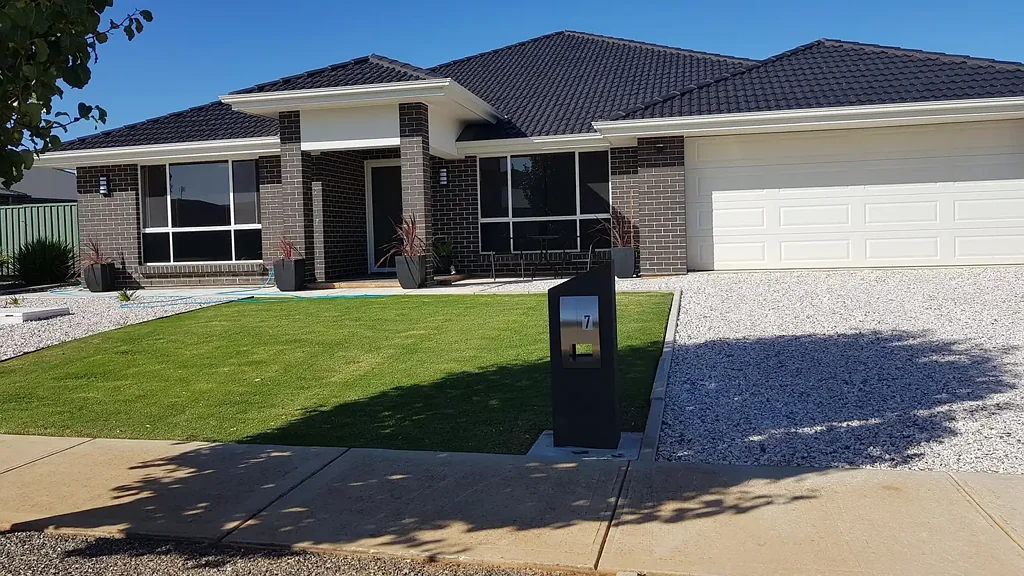 Strathalbyn 5 Slaapkamer This Executive Home is a Chameleon - Your Blank Canvas to Make Your Own!