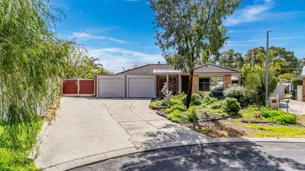 Greenfields 4બેડરૂમ Spacious family home with side access to a large, powered workshop