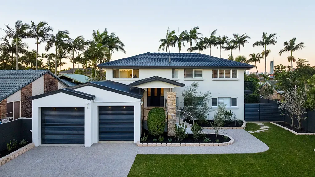 Broadbeach Waters 4침실 North Orientated Waterfront Dual Living Sanctuary