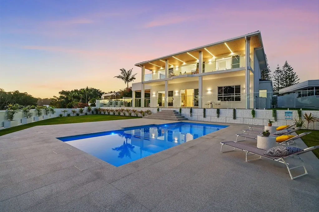 Hope Island 5कमरा Exquisite Full Renovation - "Almost Brand New" Sanctuary Cove Masterpiece