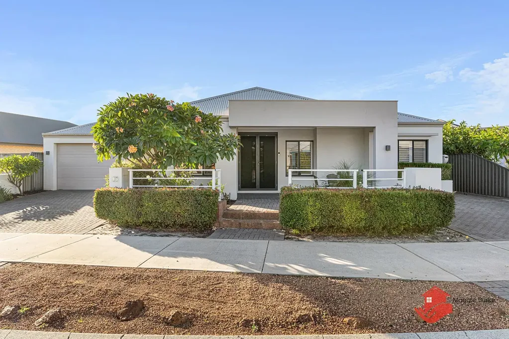 Champion Lakes 4ਬੈੱਡਰੂਮ NOW UNDER OFFER. Substantial Family Home with Impressive Space and Style