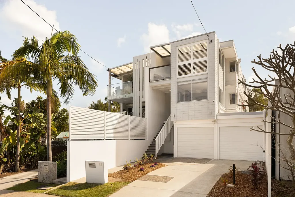 Wooloowin 3 Slaapkamer Elevated Freehold Living with a Self-Contained Studio