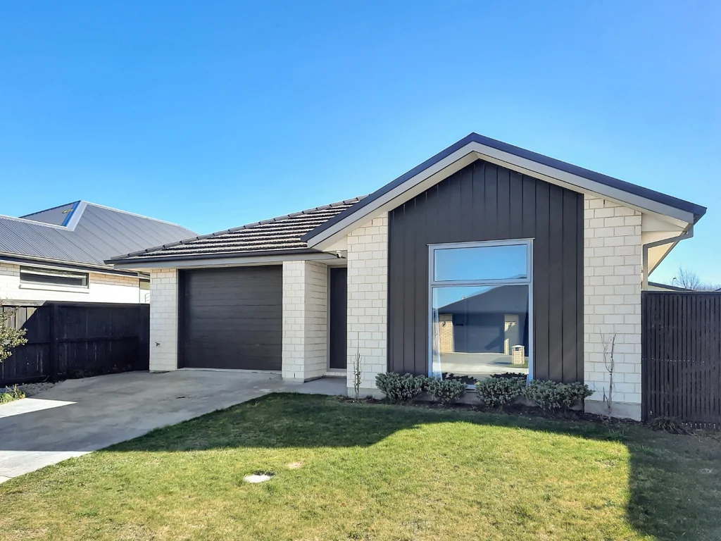 Modern Family Living in Popular Ravenswood