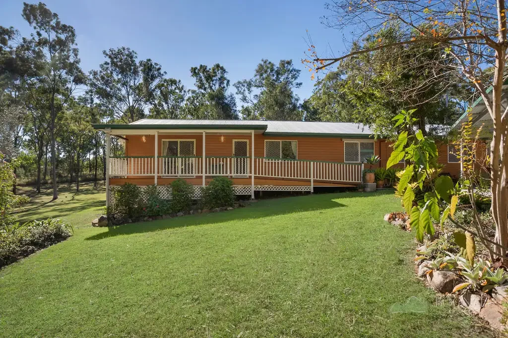 Aratula 4ห้องนอน Spacious Dual Living on 1.39ha with Parkland Gardens, Large Shed, Solar & Range Views – Aratula