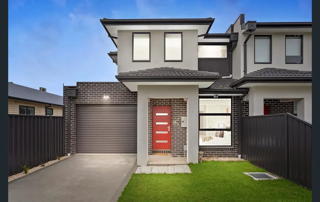 FOUR-BED THREE-BATH TOWNHOUSE IN A CONVIENIENT LOCATION