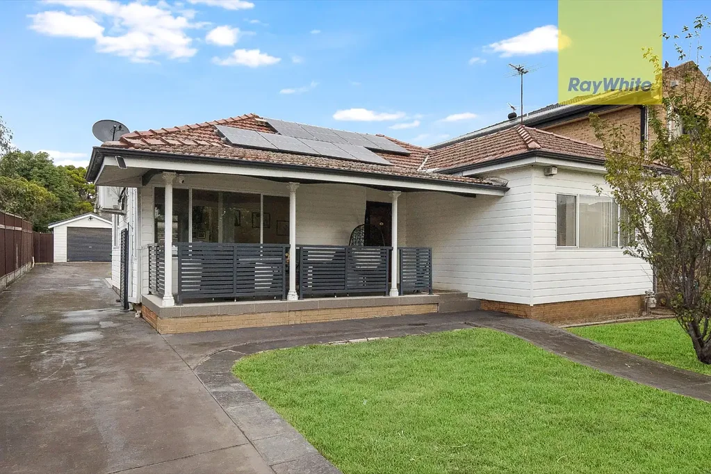 Guildford 3房 宽敞临街面 三卧带柜 现代厨房 大泳池 车库 公园对面 SOLD AT AUCTION BY ALEXANDER SALLIT!!!