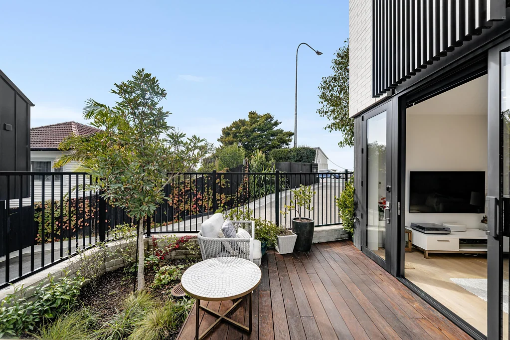 Remuera 3Zimmer Elevated, sun-filled and near new