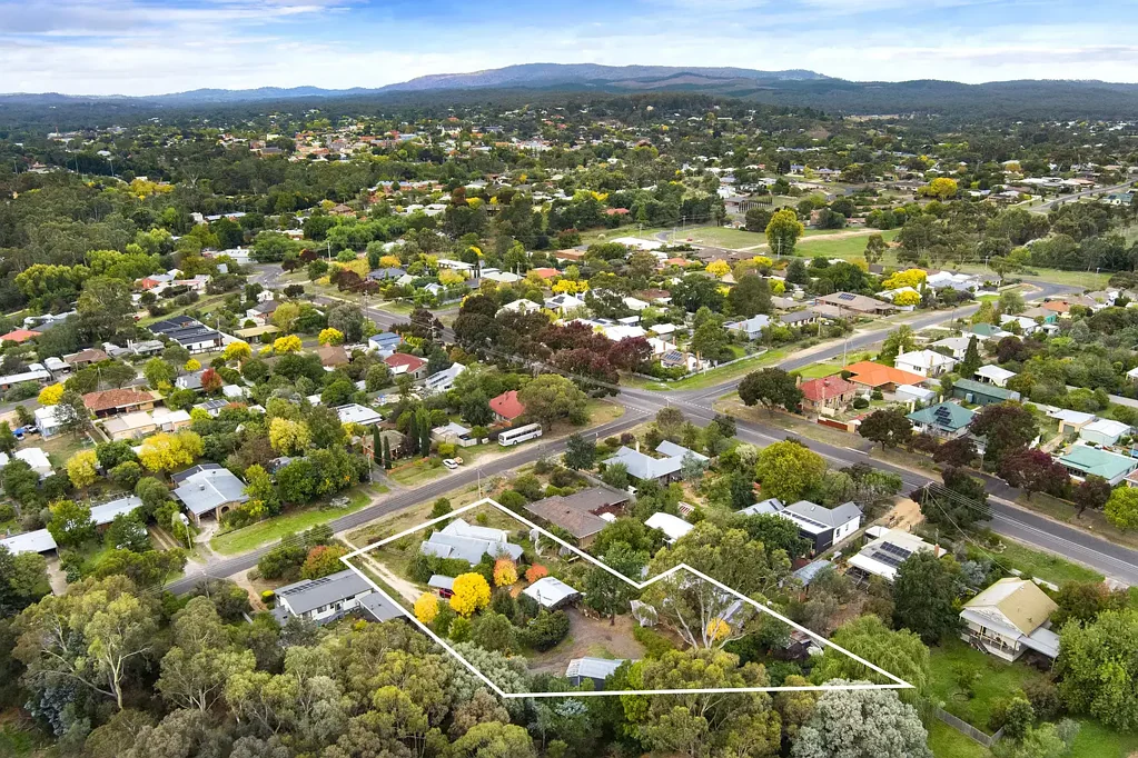 Castlemaine 3 Slaapkamer Character-Filled 1800s Cottage with 7 Main Rooms, 4-Room Studio, Creative Spaces & Private Produce Garden