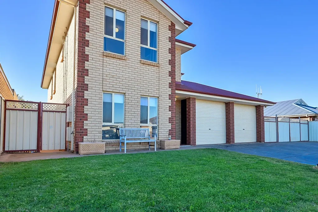 Whyalla 4房  FAMILY LIVING IN A HIGHLY DESIRABLE STREET!