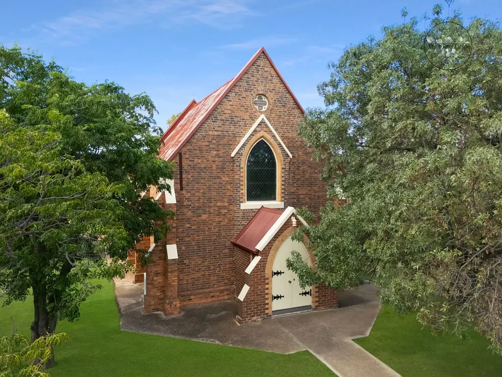 Raywood 4ห้องนอน Stunning Converted Church on a Large Block