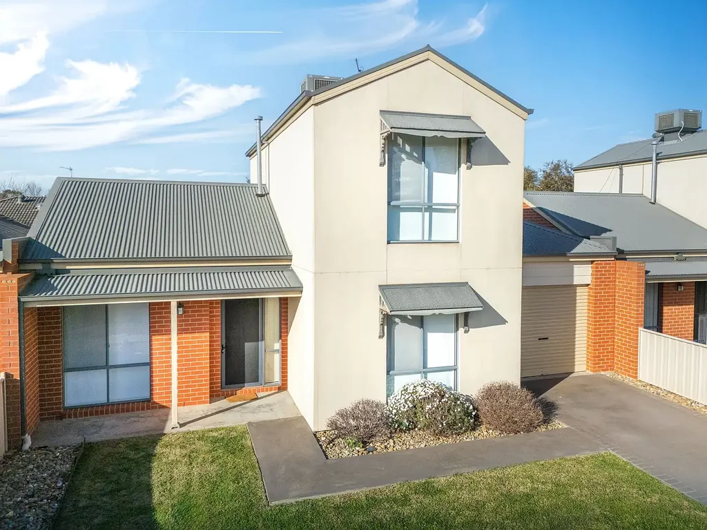 Horsham 3 Bedroom Modern, Low-Maintenance Living in Southbank Estate