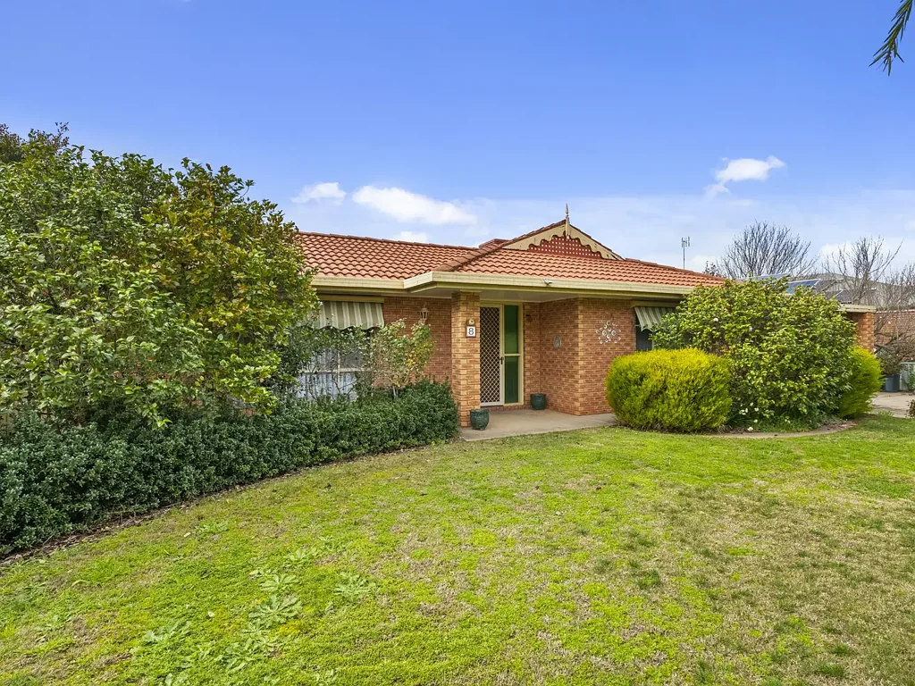 Finley 2chambre Centrally Located Brick Home on a Spacious 885m² Block