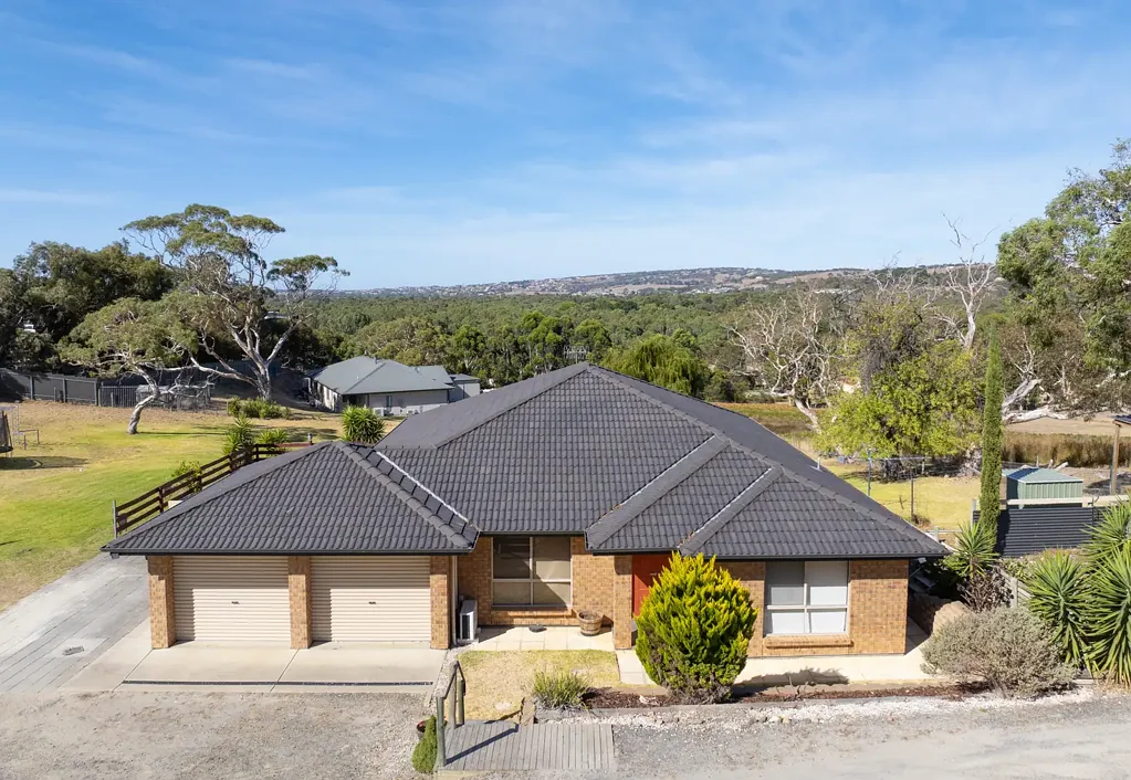 Victor Harbor 3 Bedroom CAPTURE COUNTRYSIDE BLISS ON VICTOR’S TREE-STUDDED FRINGE.