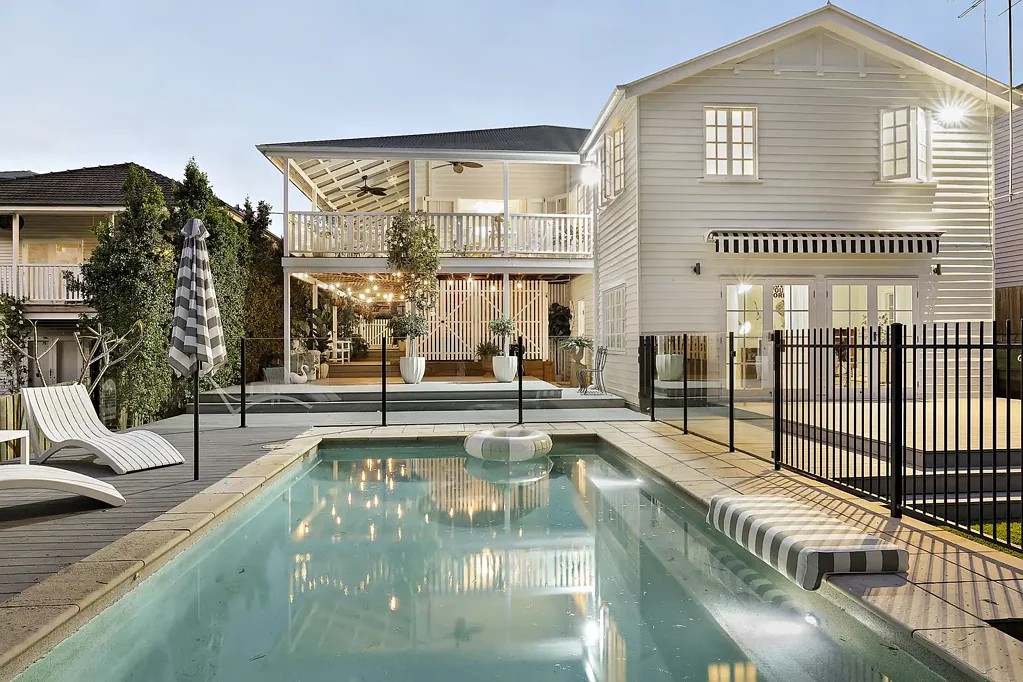 Coorparoo 4Kwarto TIMELESS QUEENSLANDER CHARM ON A RARE DOUBLE-ALLOTMENT HOLDING