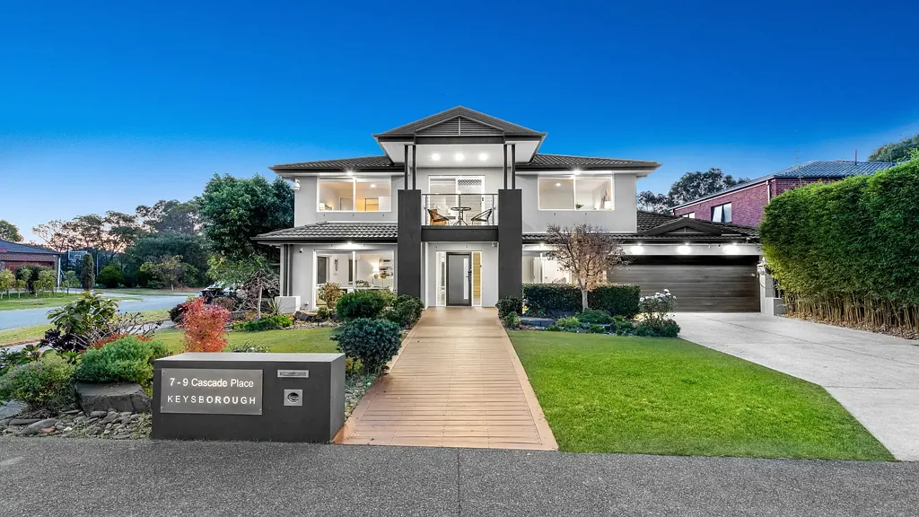 Keysborough 5房 公园湖景双拼  五卧三卫宽敞  开放式厨餐  全年娱乐空间  超大车库工作室  多区便捷交通 The Brief: Expansive Family Luxury Opposite the Lake with Versatile Living & Entertaining Zones
