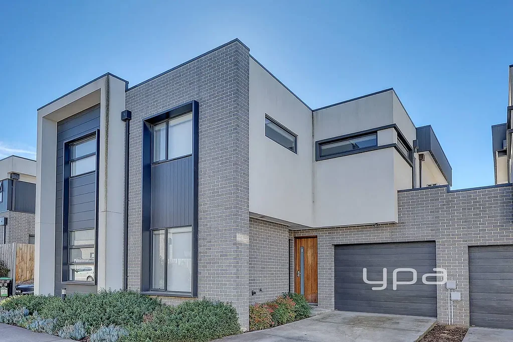 Greenvale 4 Bedroom Contemporary Elegance in a Prime Greenvale Location!