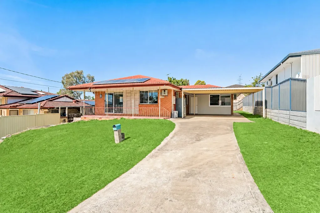 Sunnybank Hills 4房 安静街道，无限便利 | 距离 Pinelands Plaza 仅 5 分钟步行路程的低层住宅！ Quiet Street, Endless Convenience | Low-Set Living 5 Mins Walk from Pinelands Plaza!