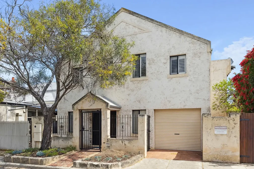 PARTLY FURNISHED 2x1 TOWNHOUSE BOASTING EXCELLENT VALUE
