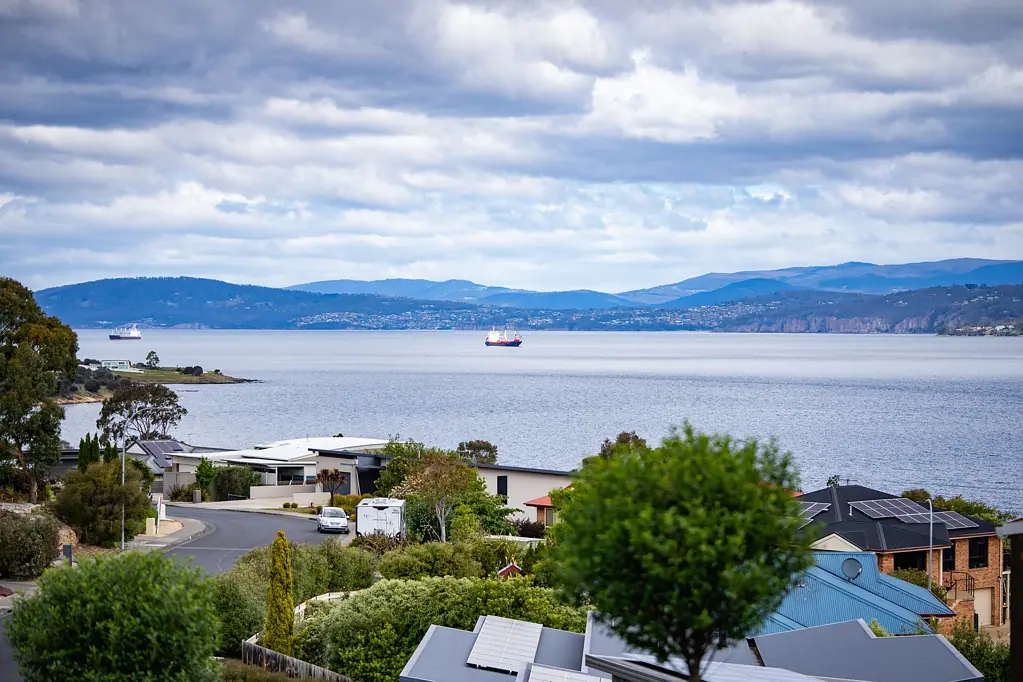 2/272 Carella Street, Tranmere, TAS 7018