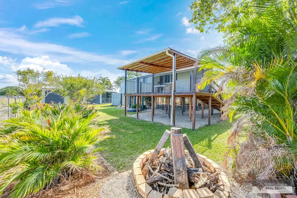 South Kolan 4 Slaapkamer Beautiful Queenslander in the heart of South Kolan and a Massive 3 Bay Shed!