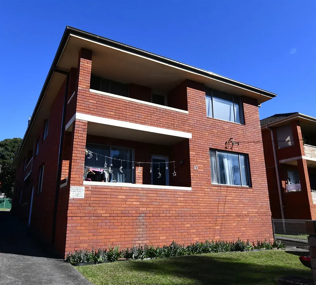 RENOVATED 2 BEDROOM UNIT WITH PRIVATE ACCESS