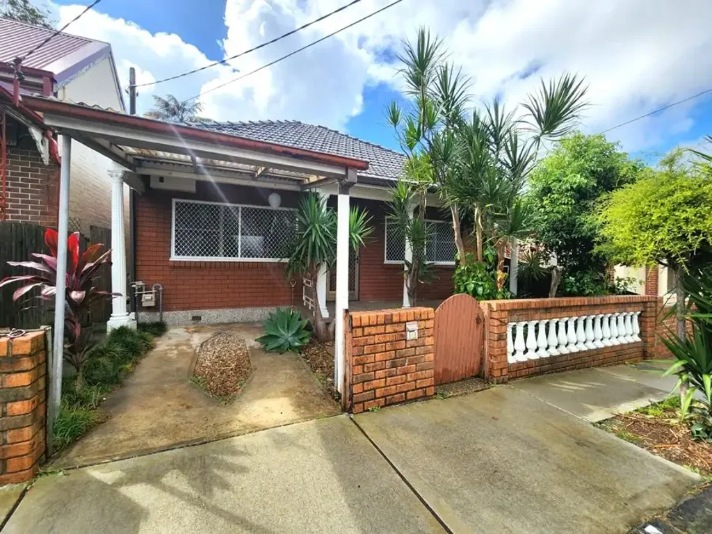 STYLISH MODERN HOME, SECURE STORAGE, PARKING INCLUDED & PET FRIENDLY