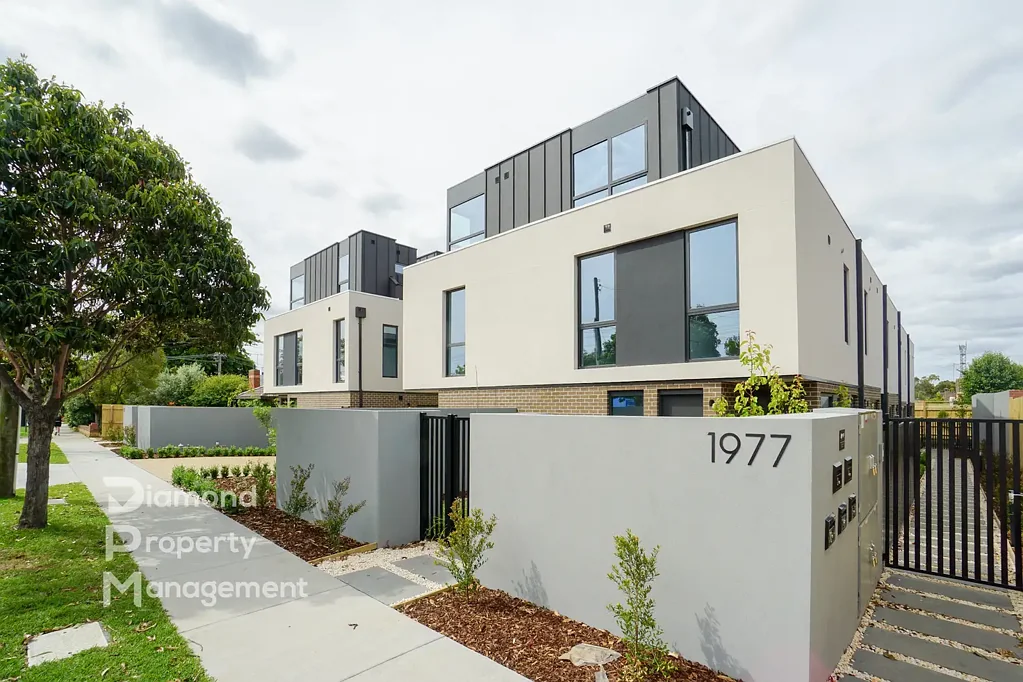 Modern Luxury Townhome At Prime Location