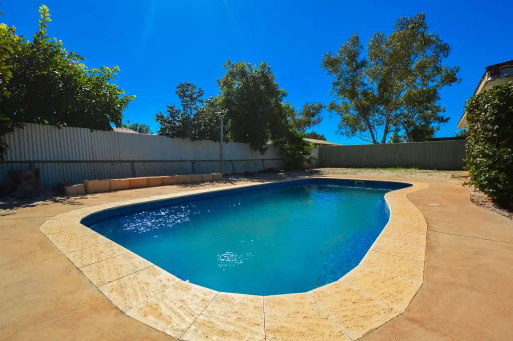 South Hedland 3 Slaapkamer 🏡 Poolside Living with Modern Updates & Endless Potential!