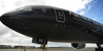 新西兰航空公司引进全黑色波音777-300飞机