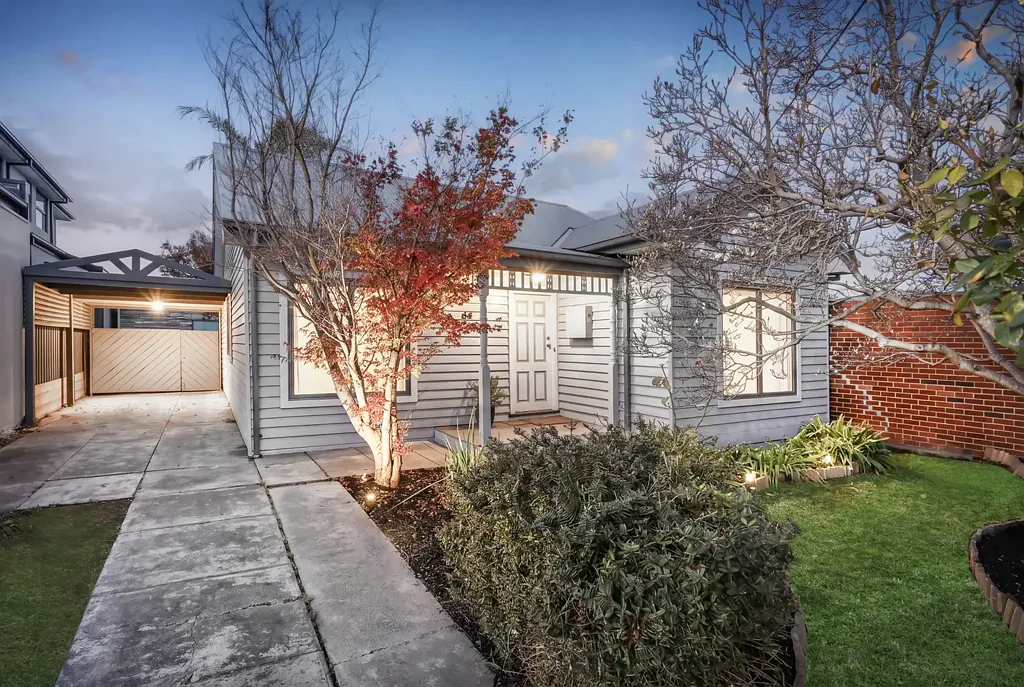 Yarraville 3房 1947年经典Weatherboard 全新翻新 三卧舒适 实木地板 开放式布局 精致厨房 温馨壁炉 管道供暖 分体空调 户外露台 休闲后院 停车位 学区便利 Yarraville's Finest Freeman Find