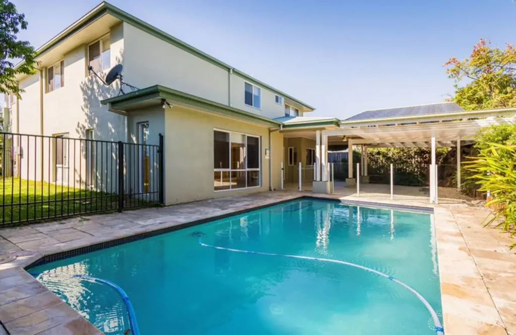 EXPANSIVE 4-BED FAMILY HOME WITH SWIMMING POOL