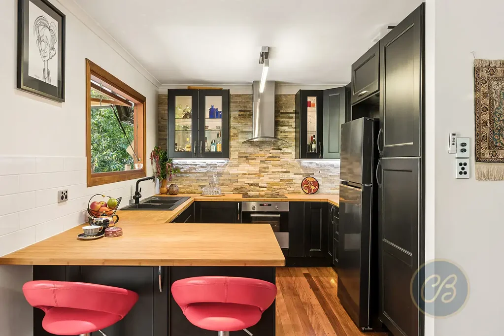 Arana Hills 3Moenga Beautifully Renovated Family Home with Dual Living & Tranquil Bushland Outlook