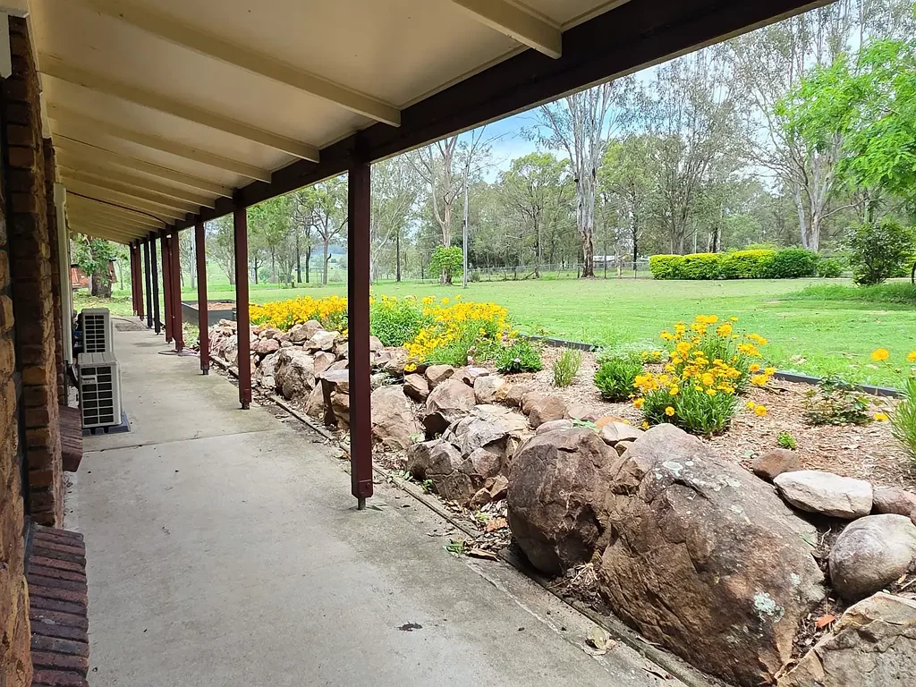 Gleneagle 4房 5英亩平坦地块 宽敞4卧家庭房 双车道临街 现代舒适乡村魅力 巨大机械棚 多功能存储 宠物友好设施 🌿 Beautiful Lifestyle Acreage with Endless Possibilities