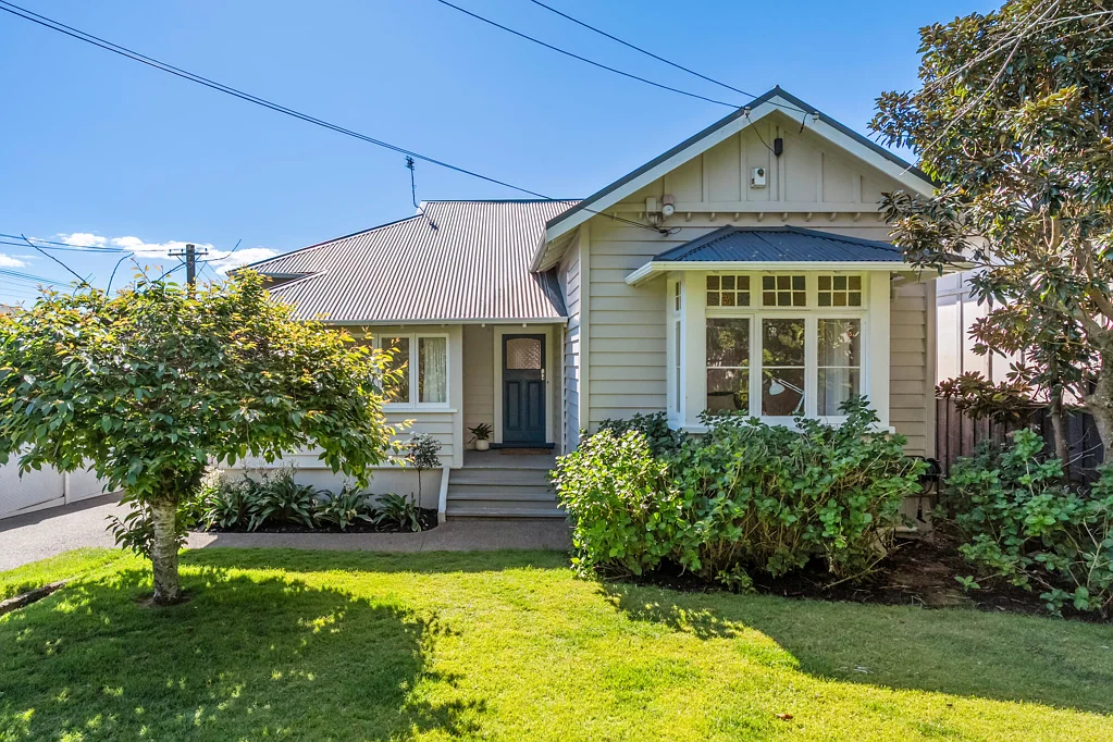 Mount Albert 5房  DECLARED RESERVE UNDER $2,550,000 - MUST BE SOLD