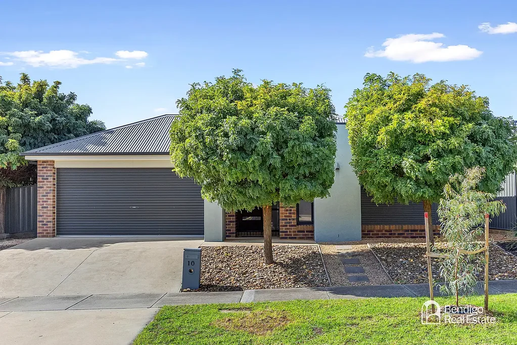 COMFORTABLE FAMILY HOME WITH OUTDOOR ENTERTAINING IN HUNTLY