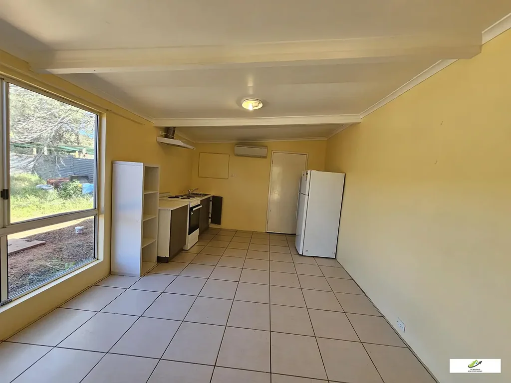 Studio Granny Flat with bush views - Fully fenced shared property