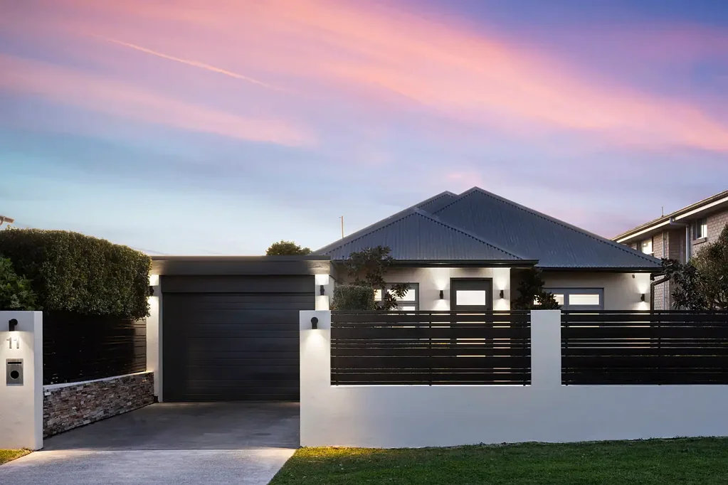 Curl Curl 3બેડરૂમ Spacious family retreat with elevated views and seamless indoor-outdoor flow