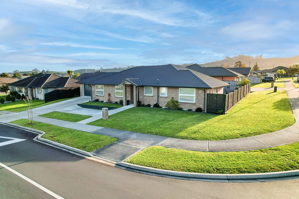 Pokeno 4 Bedroom Expansive 215sqm Family Home