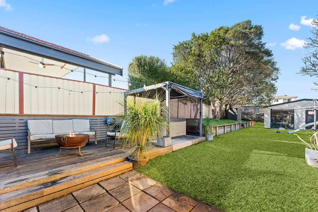 Corrimal 3房 Corrimal便利位置 三卧带衣帽间 独立工作室 家庭娱乐露台 双后通道近学校商店海滩 Versatile Family Living