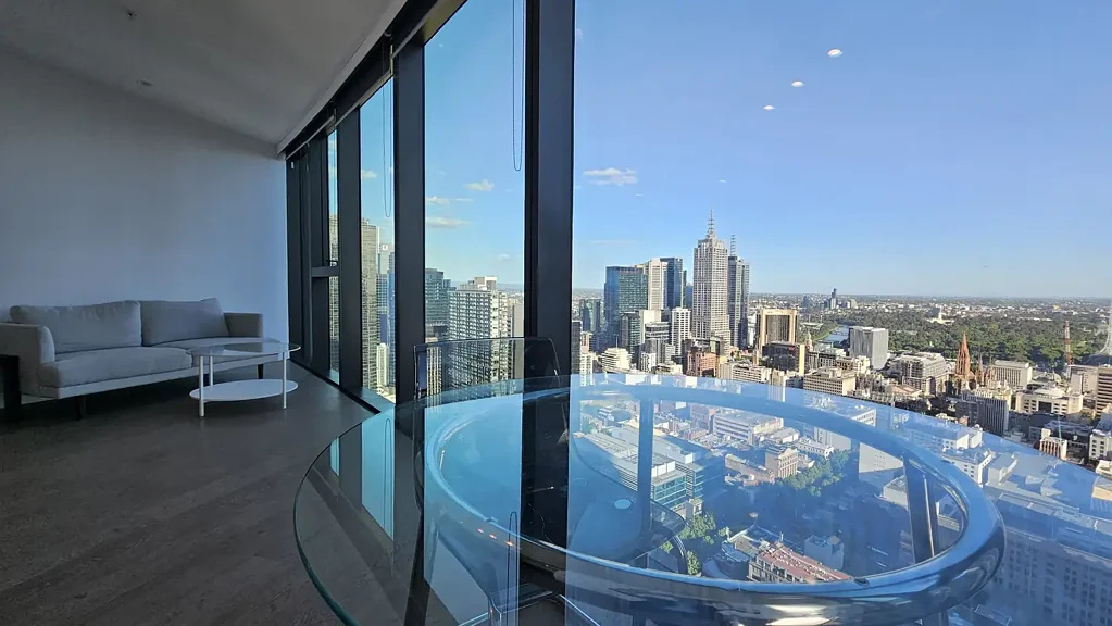 Melbourne 2房 Melbourne中央正对面 现代都市生活 落地窗视野 开放式厨餐 游泳池SPA 瑜伽甲板 Bright and Spacious CBD home