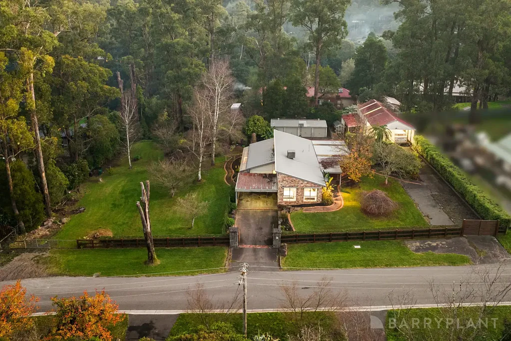 Cockatoo 4房 宽绰地块 3036平米 精心布置 家庭住宅 空间舒适 娱乐存储 翻新厨房 独立休息室 专用书房 四卧宽敞 主卧独卫 全年舒适 户外用餐 壁炉聚会 高clearance车库 娱乐空间 独立酒吧 车辆住宿 四车位车库 车棚车道 精心花园 私人绿洲 Cockatoo近邻 FAMILY LIVING WITH INCREDIBLE SHEDDING & ENTERTAINER'S APPEAL