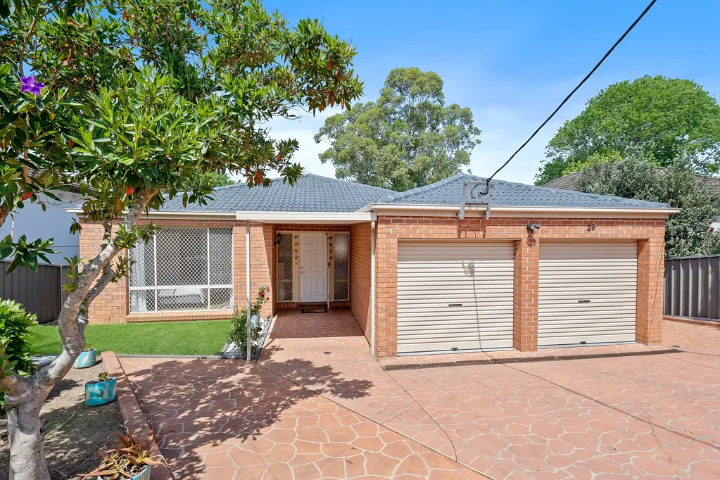 Seven Hills 6બેડરૂમ Contemporary Family Residence with Designer Granny Flat