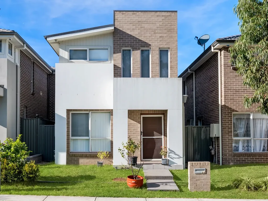 Luxurious Family Living in Prime Denham Court!