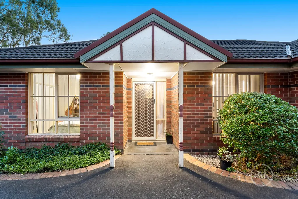 Greensborough 2房 明亮客厅餐厅 精致厨房储物 隐私卧室庭院 便利步行学区 中央冷暖车库 Single-Level Style, Unmatched Convenience