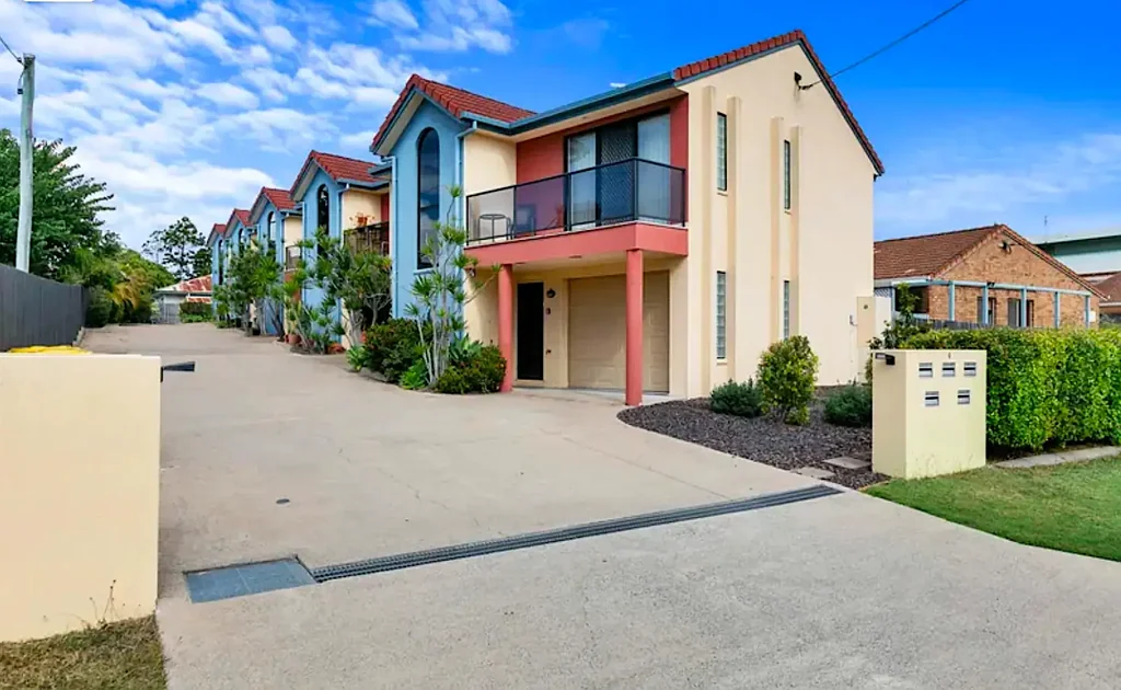 Large 3 Bedroom T-House close to Beach & shops